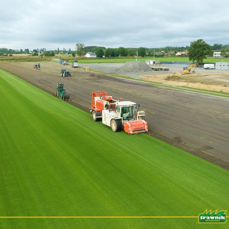 etap cięcia trawy z rolki najnowocześniejszym kombajnem w Polsce